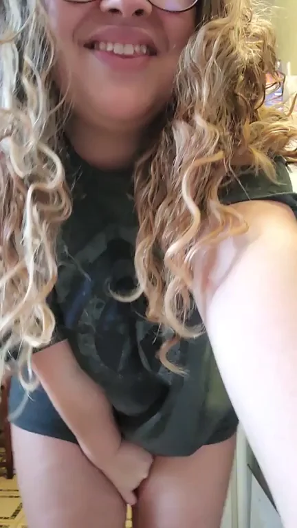 Short Thick Nerdy Slut Begs: Fuck My Curvy Ass? 😏🔥