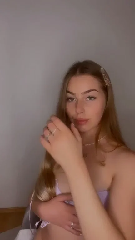 Curvy Cam Slut Teases Her Juicy Tits & Body 😍🍑
