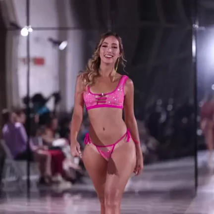 🍑 Bubble Butt Babe's Jiggly Catwalk Strut 💦