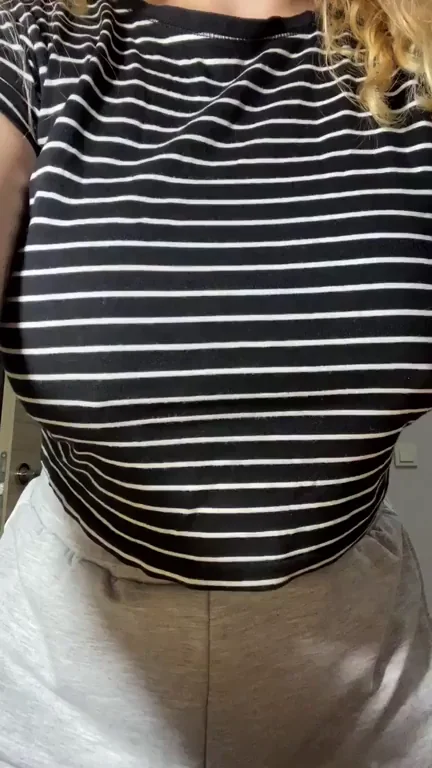 Raise your hand if you would like to be my first titfuck of the year! 😁‹