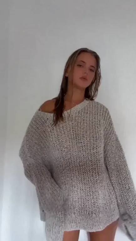 Pale Skin Slut Teases to Make Your Cock Throb 😍👅