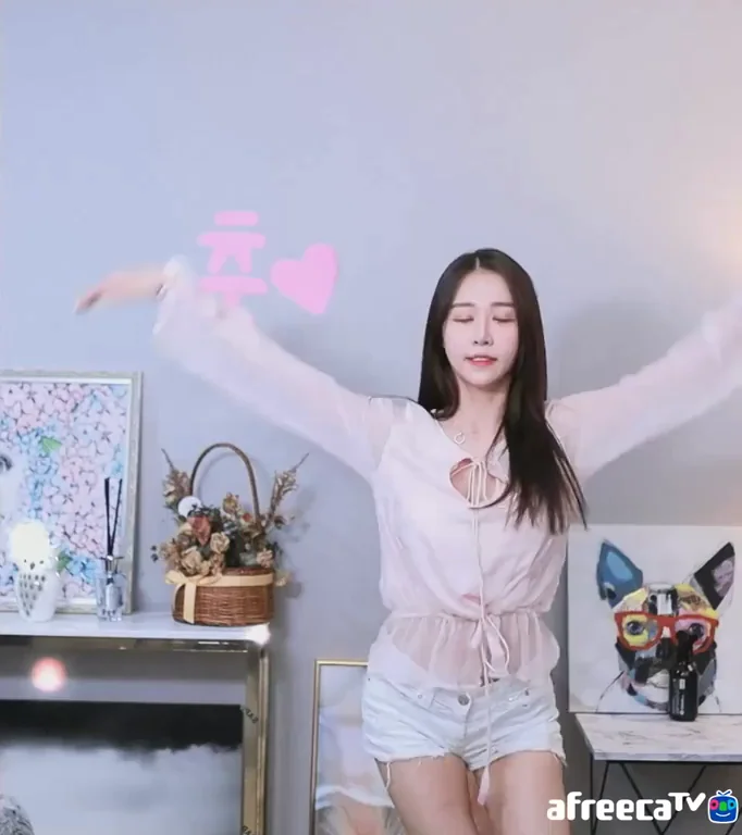 Ellin from Crayon Pop Shakes That Juicy Korean Ass 🍑💃