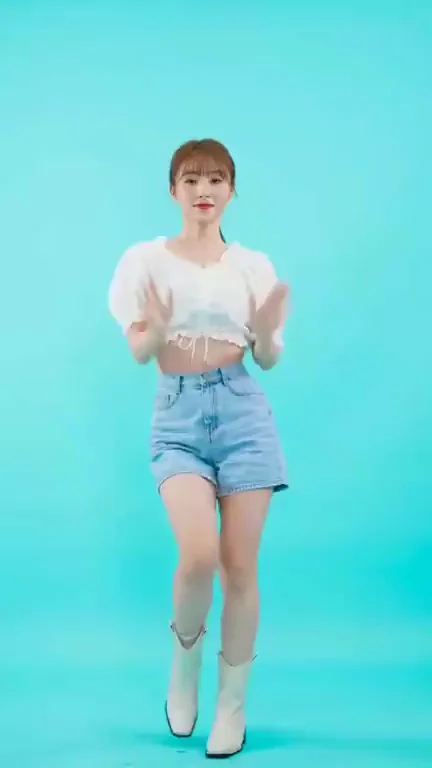 Dreamcatcher Sua's Slutty K-Pop Tease in Tiny Denim Shorts