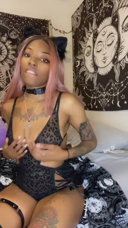 Late Night Big Tiddy Goth GF Petting Her Juicy Pussy 😻🔥