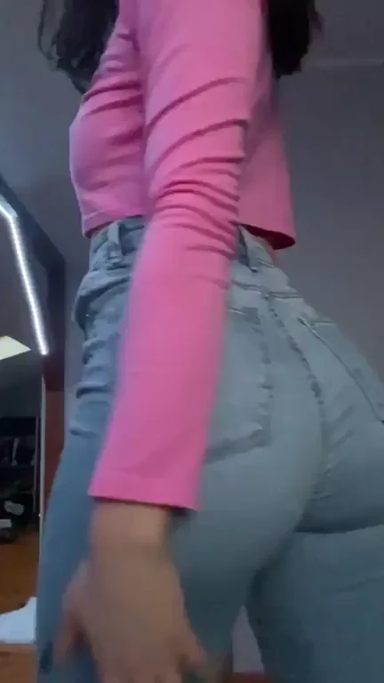 19yo's Massive Booty Tease 🍑🔥