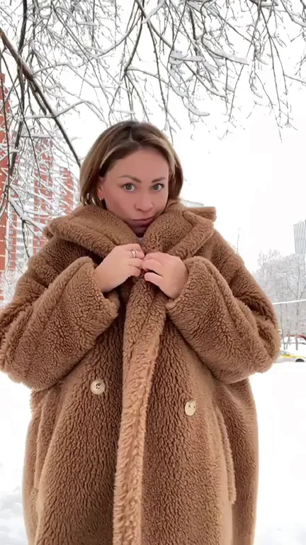 Snowy Slut Teases Coat Flash to Brighten Your Day 🍆❄️