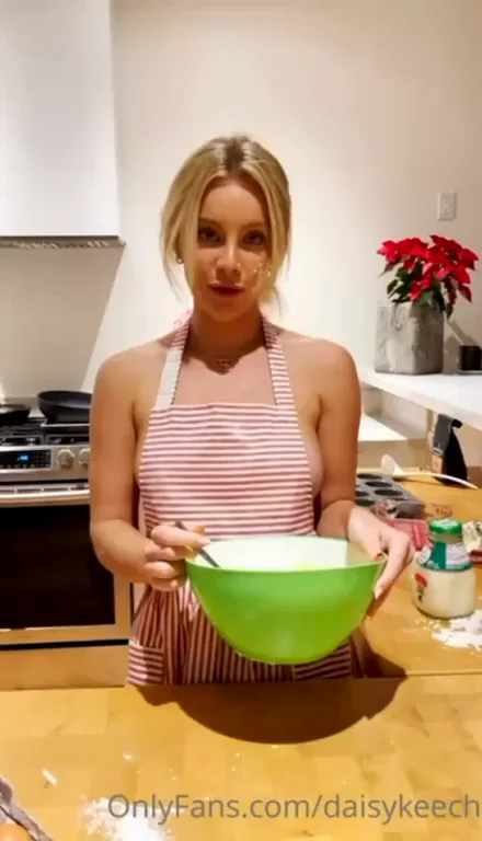 Daisy Kee's Slutty Apron Tease: Curvy Kitchen Bombshell Bakes & Bends