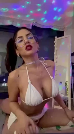 Snapchat Slut Teasing Her Juicy Ass and Tits