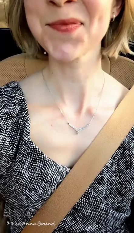 Car Commute Tease: Busty Babe Flashes Tits to Kill Boredom 😏🍑