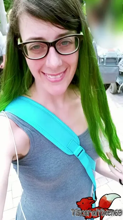 🦚 Zoo Slut Flashing Her Juicy Booty in Jean Shorts 😈