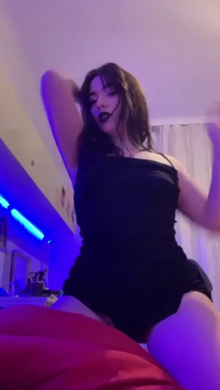 Plump Ass Babe Begs to Fill Both Her Tight Holes 🍑💦