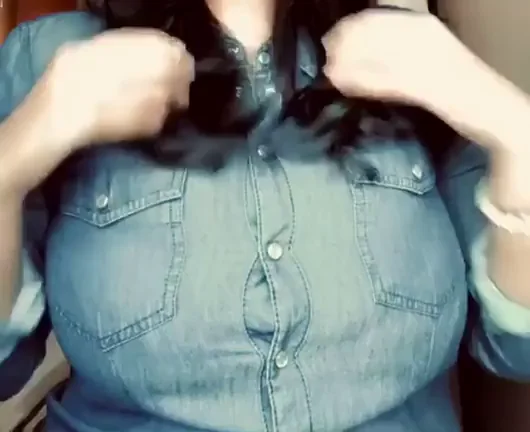 Desi Babe's Shirt Snaps Open Fast 😈🍒 (F)