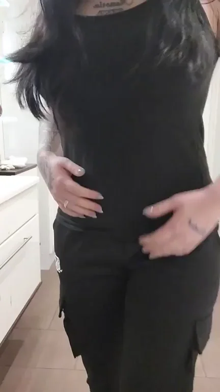 Tattooed MILF Teases Her Juicy Ass 🍑🔥