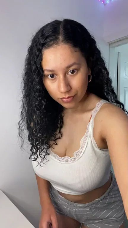 🍑 F19 Thick Babe Insecure AF: Would You Pound This Juicy Body? 🔥