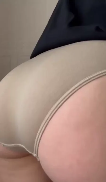 🍑 Wet Slutty Ass Ready to Pound 💦