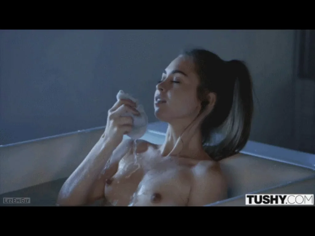 Bathtub Sluts Licking Ass & Faces 💦👅🍑