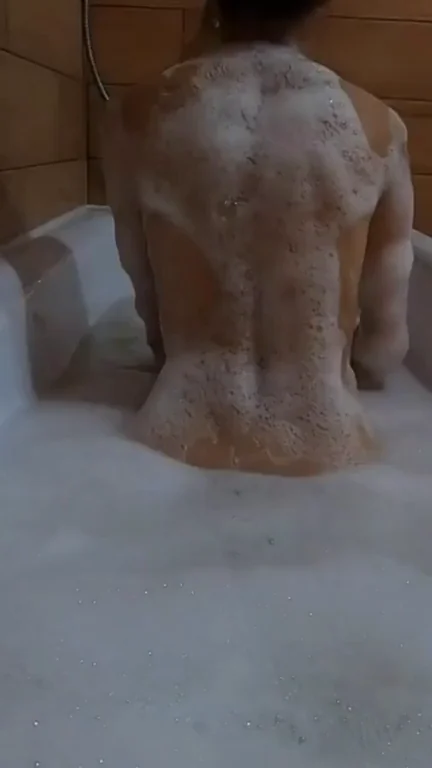 OMG Becky, Check This Soapy Bubble Butt Tease in the Tub