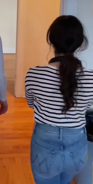 🍑 Jenna Ortega's Tight Jeans Booty Tease 🔥