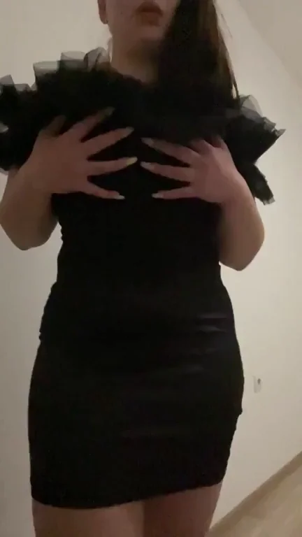 Bra-Free Babe Teases Her Juicy Natural Tits 🍈🍈