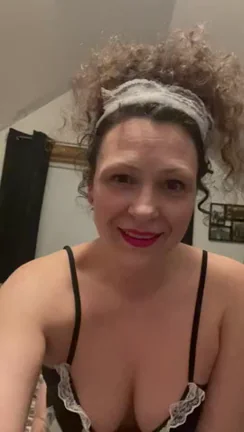 🍑 PAWG MILF Maid Delivers Hot Room Service Tease 😈
