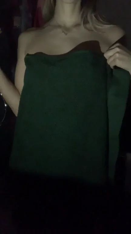 Youngest You'd Fuck? Barely Legal Tease Drops Towel 😈🍑
