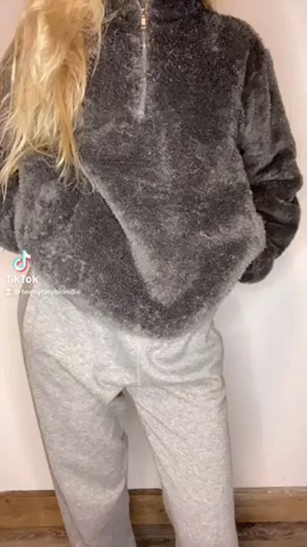 Blonde TikTok Tease Strips Down – Watch Her Bare Ass Till the End! 🔥🍑