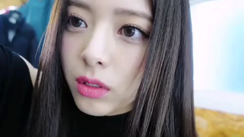 ITZY Yuna's Sultry Lip Tease for Kpop Gooners