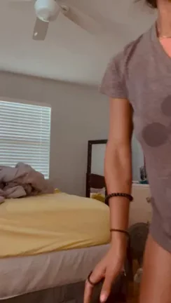 Morning smoke session, play with my tits after 😁‰