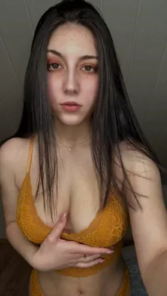 Cam Slut's Golden Tease: Use My Juicy Curves Now