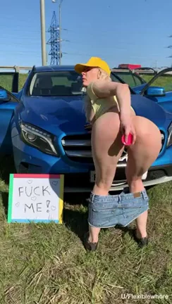 Horny Slut Stops Car for Public Ass Tease & Masturbation 😈🍑💦