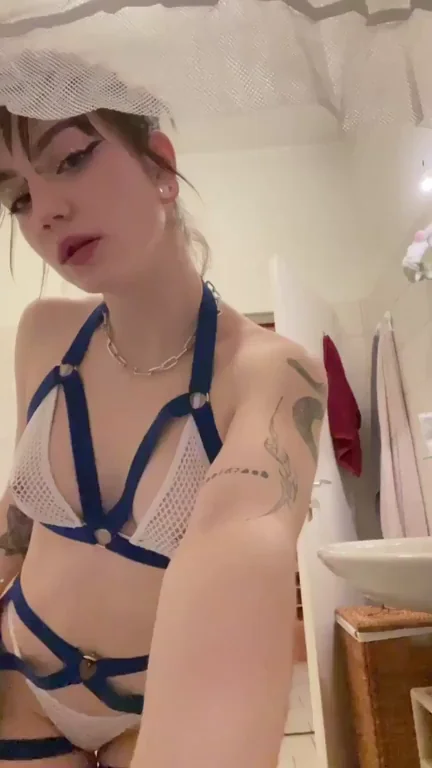 19, mid boobs and shy, please dont be mean 🥺