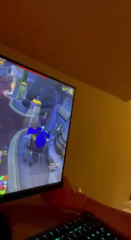 Would you go down on a 19yo gamer girl ? (While I play)