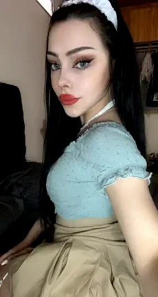 💦 Dripping Snow White Slut Bends Over Her Juicy Ass 🍑