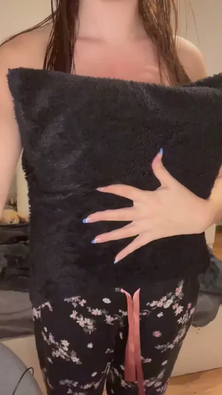 19, mid boobs and shy please dont hate 🥺