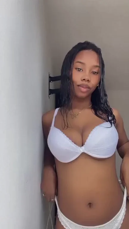 Come In & Feast on My Juicy Tits 😍🍑