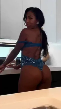 Thick Ebony Babe Wants to Bounce Her Juicy Booty on Your Cock 💦🍑