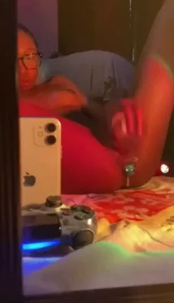 Snap Slut @prettygallgotti Teases Busty Curves with Controller Grind