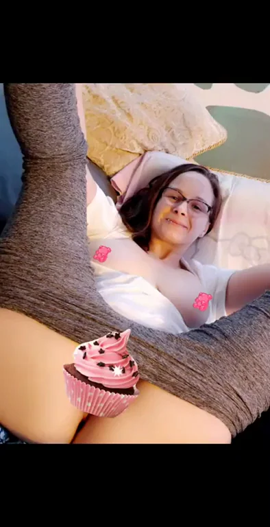 MILF Cupcake Begs for Thick Cock Frosting! 🍰💦