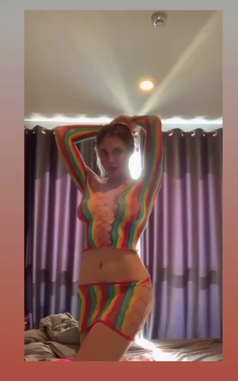 Petite body and huge boobs😁®