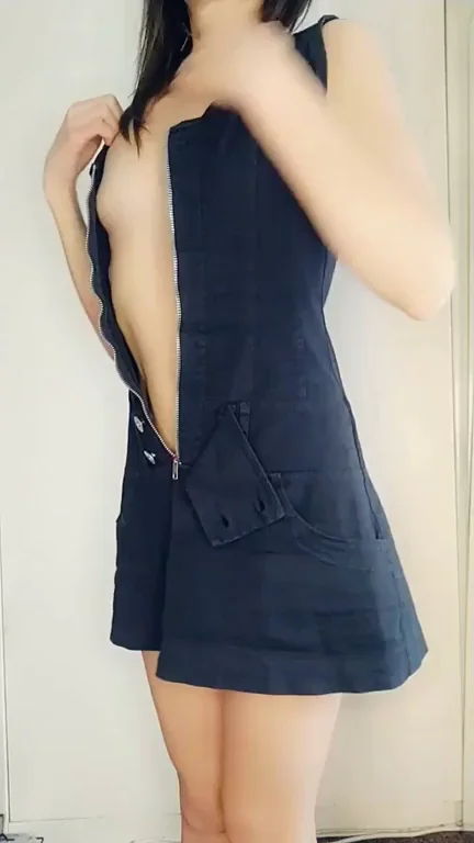19YO Tease: Boobs Frozen at 13 Since First Period Drop