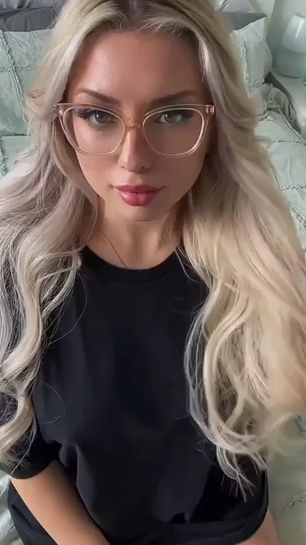 Blonde TikTok Slut's Nude Tease 😘🔥 (GF Nudes Fix)