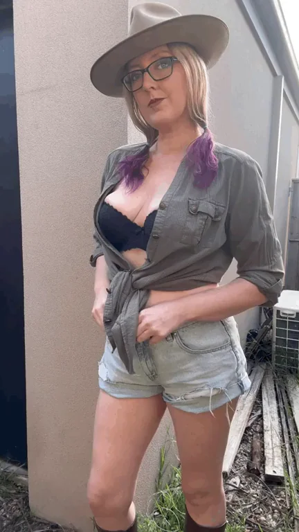I need a little help out the back babe