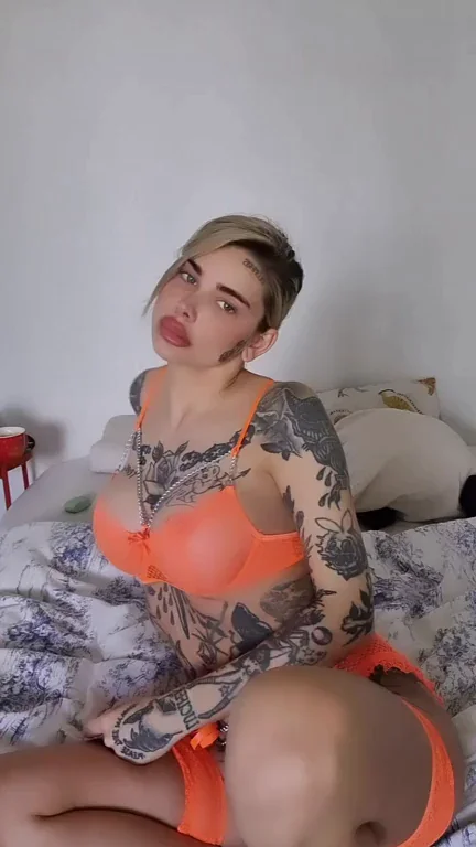 Silicone-Stuffed Bimbo Bends Like a Slutty Pretzel 💋🍑