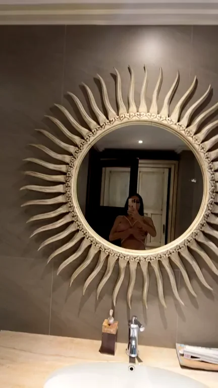 The mirror also can tell how horny I amðŸ¥°