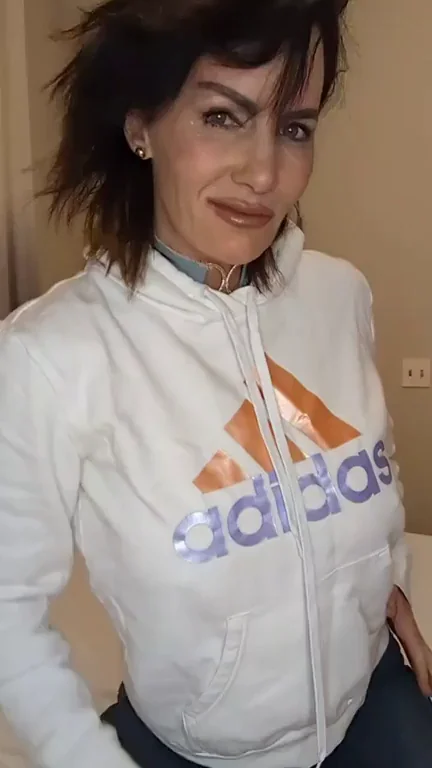Happy Sunday! Want to play with a lonely wives tits?