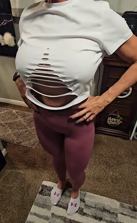 Pre-Gym Titty Bounce Tease 😈💦