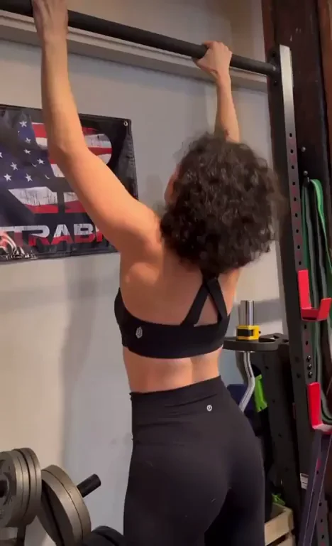 Ilana Glazer's Juicy Gym Butt Flex 🍑💦