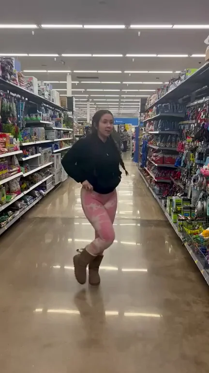 PAWG Tease Almost Busted in Supermarket Aisle