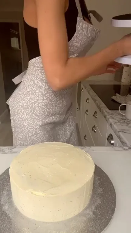 Snippet of cake baking for you|just checking how uneven it is 🤤¦ðŸ¼"â™€ï¸👆€