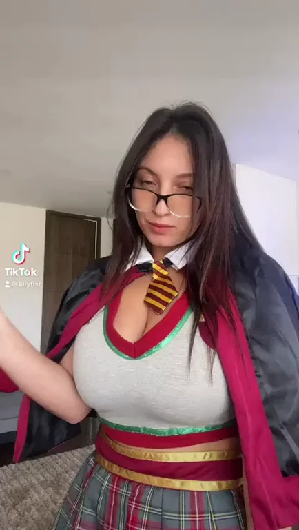 🔥 Lillyflsr as Busty Hermione Granger Cosplay Tease 💋🍆
